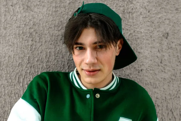 Ένας Έφηβος Πράσινο Καπέλο Και Μπουφάν Στον Τοίχο Του Κτιρίου — Φωτογραφία Αρχείου