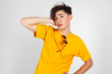 Şeker, şeker ve şeker bağımlısı genç bir adam. Beyaz arka planda izole edilmiş. Boşluğu kopyala.