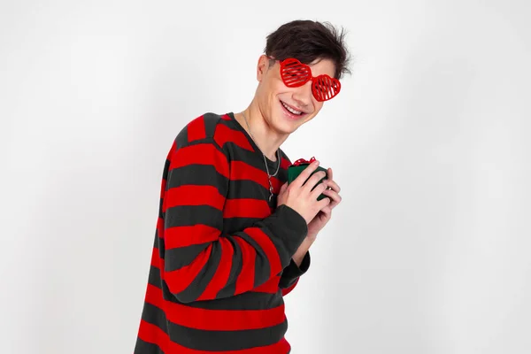 Mladý Muž Červených Černých Šatech Brýlích Tvaru Srdce Pózující Malou — Stock fotografie