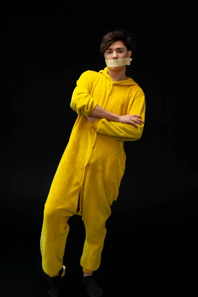 Sarı Pijamalı Ağzı Bantlı Genç Bir Adam Konuşma Özgürlüğü Kavramı — Stok fotoğraf