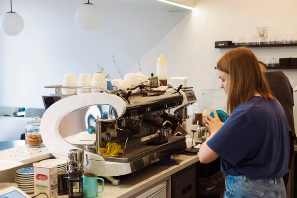 Bartendern Står Mot Kaffebryggare Bardisk Kafeterians Personal Arbetar — Stockfoto