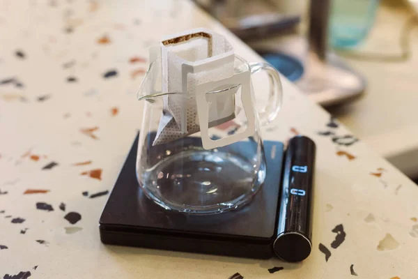 Glasflaska Små Precisionsvågar Och Ett Paket För Korrekt Recept Och — Stockfoto