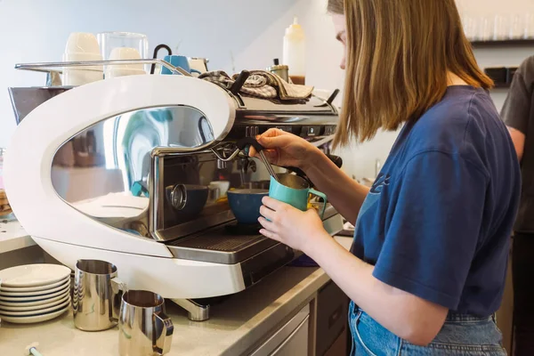 Bartendern Förbereder Mjölk För Kaffe Med Hjälp Kaffemaskin Uppvärmning Och — Stockfoto