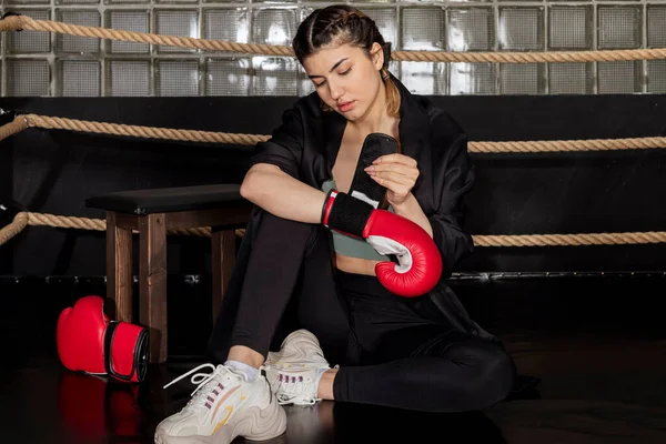 Krásná Dívka Sedí Rohu Boxerského Ringu Utahuje Boxerské Rukavice Připravuje — Stock fotografie