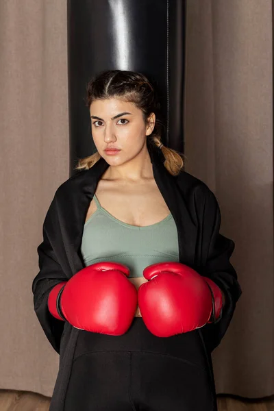 Retrato Uma Menina Luvas Boxe Vermelho Contra Apoiando Soco Ruim — Fotografia de Stock