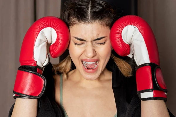 Retrato Uma Menina Gritando Usando Luvas Boxe Vermelho Uma Posição — Fotografia de Stock