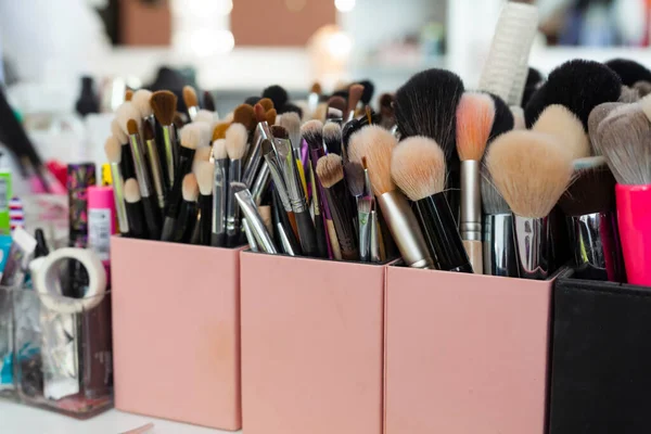 化妆师或粘液师工作室里堆放着一堆化妆品的架子 — 图库照片
