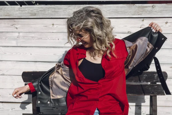 Sokak Fotoğrafçılığı Kırmızı Gömlekli Mutlu Kıvırcık Sarışın Bir Kız Bankta — Stok fotoğraf