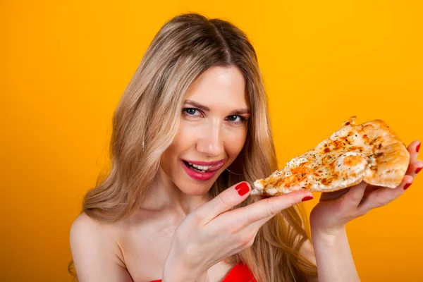 一个漂亮的年轻金发姑娘摆出一副比萨饼的样子 在黄色上被隔离 — 图库照片