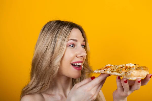 Una Joven Rubia Forma Hermosa Posando Con Una Rebanada Pizza — Foto de Stock