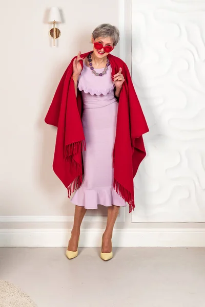 Modna Starsza Pani Różowej Sukience Duży Szalik Jest Zasłonięty Jej — Zdjęcie stockowe