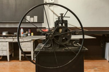 Litografi yapmak için kullanılan eski bir vintage taşbaskı ya da rulo pres, ya da sanat atölyesindeki bir taşı kullanarak resim çizmek için bir makine.