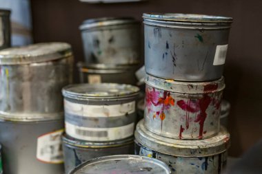 Bir sanat stüdyosundaki teneke kovaları taş baskı yapmak için boya..