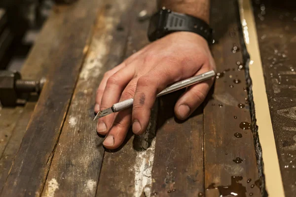 Mão Artista Litográfico Segura Uma Lâmina Bisturi — Fotografia de Stock