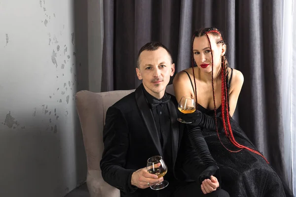 Elegantes Paar Schwarzen Stylischen Outfits Schöne Frau Und Mann Sind — Stockfoto