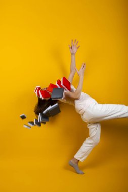 Şirin bir esmer kayar ve bir yığın hediyeyle geriye doğru düşer. Hediye kutularını bırakır ve dağıtır..