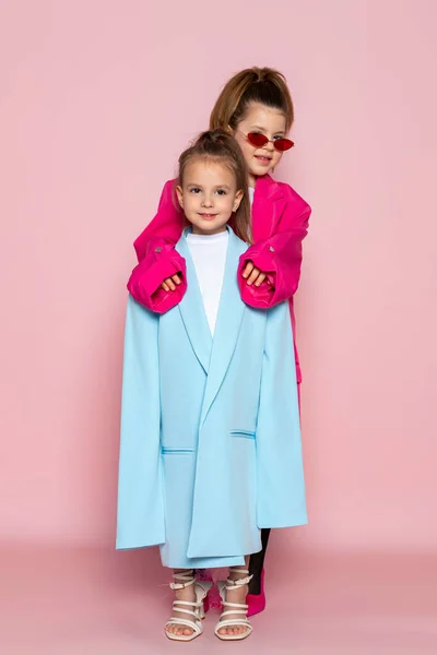 Dwie Małe Dziewczynki Ubrane Jak Dorośli Dzieci Ubrane Duże Ubrania — Zdjęcie stockowe