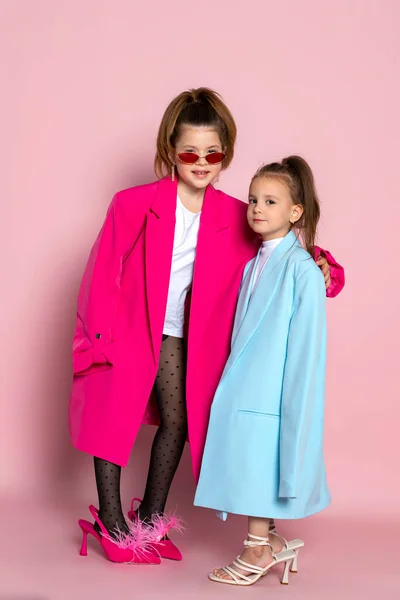 Δύο Κοριτσάκια Ντυμένα Σαν Ενήλικες Παιδιά Υπερμεγέθη Ρούχα Μοντέρνα Παιδιά — Φωτογραφία Αρχείου