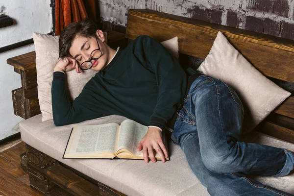 Estudante Diligente Bem Vestido Óculos Redondos Adormeceu Sofá Com Livro — Fotografia de Stock
