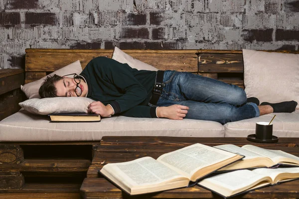 Estudante Diligente Bem Vestido Óculos Redondos Adormeceu Sofá Com Livro — Fotografia de Stock