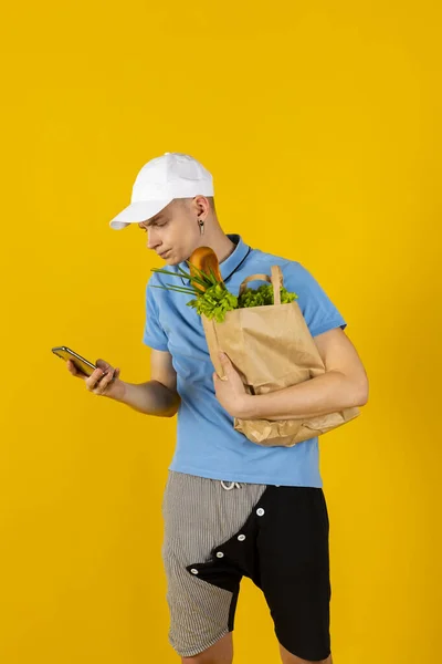 Jeune Homme Portant Shirt Une Casquette Bleus Tient Sac Papier — Photo