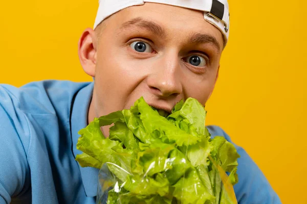 Teenager Chlapec Čepici Modré Tričko Žlutém Pozadí Zeleninu Zdravý Stravovací — Stock fotografie