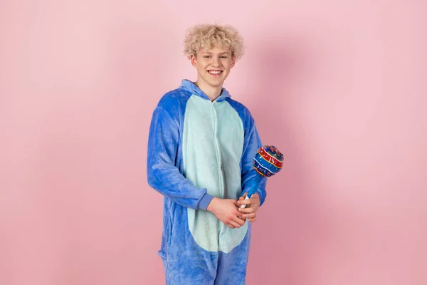 Kudrnatý Blonďák Roztomilém Legračním Modrém Pyžamu Předstírá Dítě Drží Velké — Stock fotografie