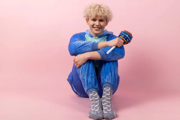 Kręcony Blondyn Ślicznej Zabawnej Niebieskiej Piżamie Udający Dziecko Trzymający Dużego — Zdjęcie stockowe
