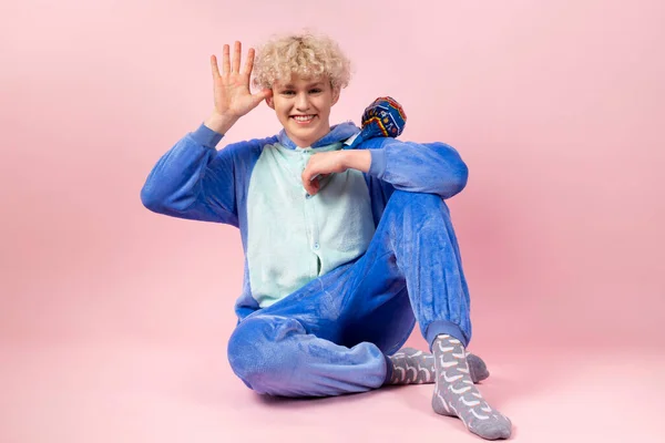 Kręcony Blondyn Ślicznej Zabawnej Niebieskiej Piżamie Udaje Dziecko Drażni Się — Zdjęcie stockowe