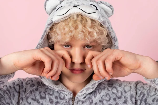 Kręcony Blondyn Słodkiej Zabawnej Szarej Piżamie Udający Dziecko Izolacja Różowym — Zdjęcie stockowe