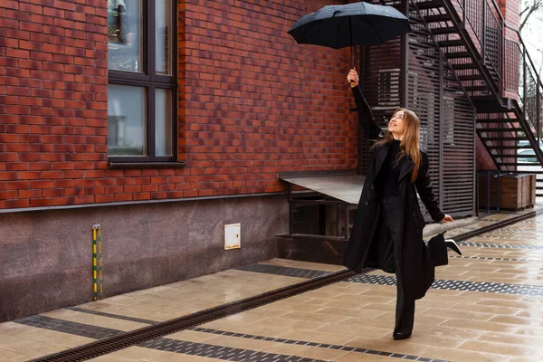 Una Mujer Feliz Con Abrigo Negro Sostiene Paraguas Hacia Arriba —  Fotos de Stock