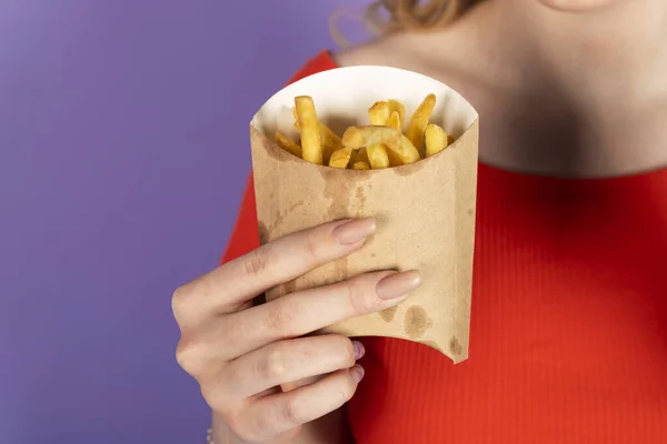 Meisje Houdt Frietjes Vast Hand Houdt Vette Gebakken Aardappel Vast — Stockfoto