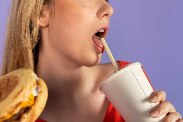 Podekscytowany Głodny Ładna Dziewczyna Fast Food Tanie Hamburgery Posiada Cheeseburger — Zdjęcie stockowe