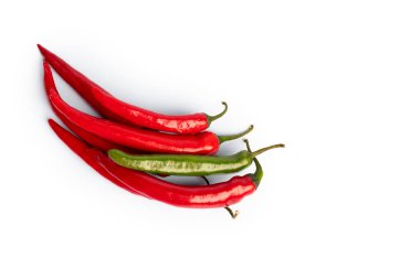 Kırmızı ve yeşil biberin bileşimi, bir tanesi göze çarpıyor. Beyaz arka planda izole edilmiş. Düz yatış, üst görünüm.