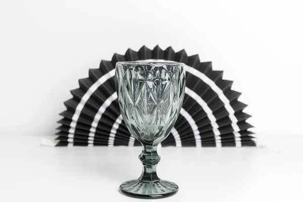 Vintage Üveg Pohár Fekete Ventilátorral Háttérben Elszigetelt Fehér Háttér — Stock Fotó