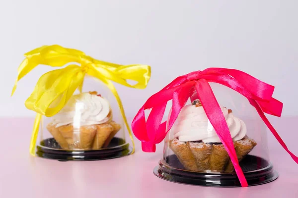 Kis Sütemények Átlátszó Csomagolásban Színes Csomagolással Rózsaszín Háttérrel Fénymásoló Felülettel — Stock Fotó