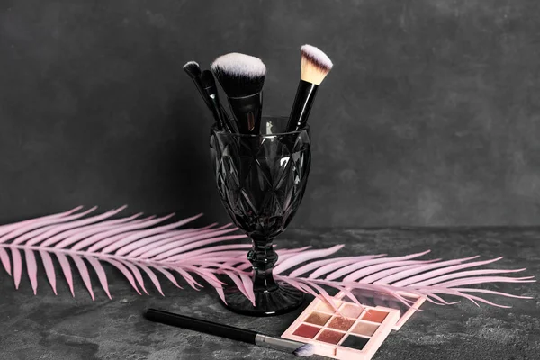 Zestaw Pędzli Makijażu Kosmetyków Narzędzi Makijażu Różowych Dekoracji Kwiatowych Gałęzi — Zdjęcie stockowe