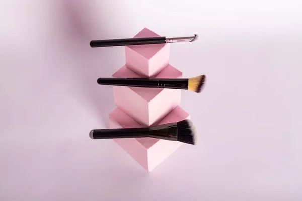 Set Pinceles Maquillaje Dispuestos Soportes Cúbicos Color Rosa — Foto de Stock