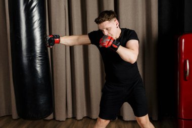 Sıcak bir bej stüdyoda boksör eğitimi, yumruk atma..