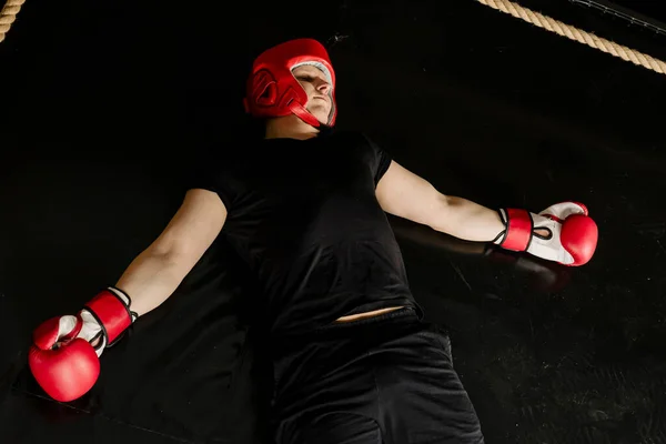 Derrubado Boxeador Esportista Deitado Chão Ringue Caixa — Fotografia de Stock