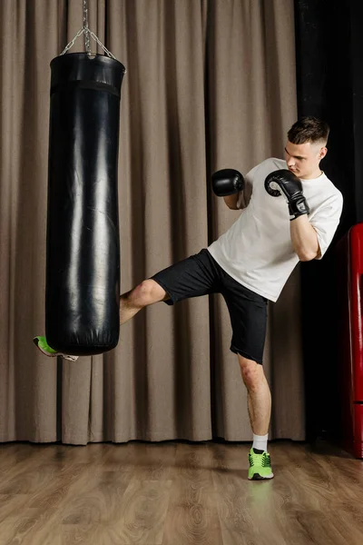 Boxer Formação Com Saco Perfuração Estúdio Bege Acolhedor — Fotografia de Stock