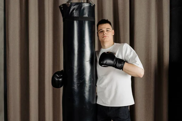 Boxer Formação Com Saco Perfuração Estúdio Bege Acolhedor — Fotografia de Stock