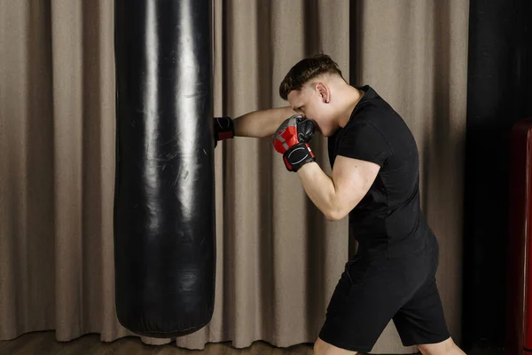 Boxer Treinando Com Saco Perfuração Estúdio Bege Acolhedor Dando Soco — Fotografia de Stock