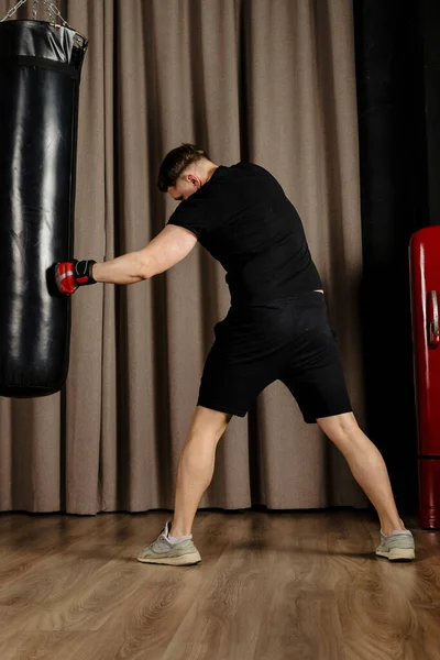 Boxer Treinando Com Saco Perfuração Estúdio Bege Acolhedor Dando Soco — Fotografia de Stock