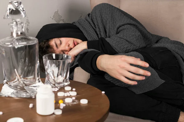 Tipo Gravemente Deprimido Adormeceu Numa Poltrona Numa Mesa Com Comprimidos — Fotografia de Stock