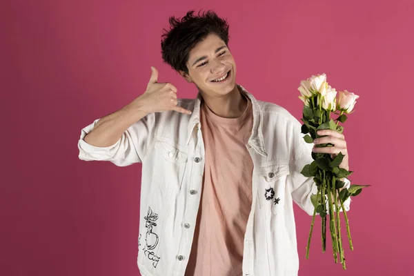 Szczęśliwy Przystojny Młody Mężczyzna Białej Kurtce Bukietem Kwiatów Gestykulujący Zadzwoń — Zdjęcie stockowe