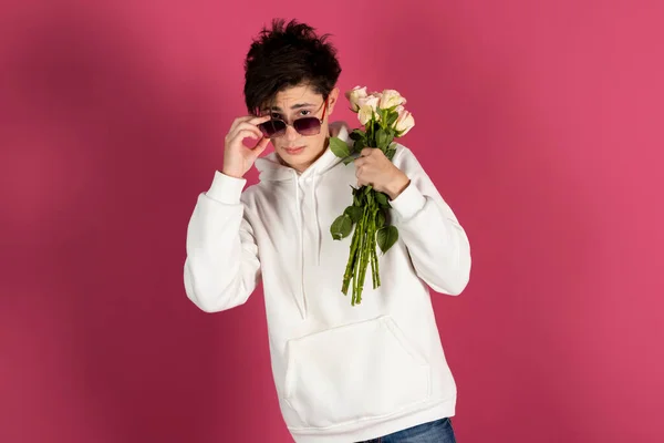 Happy Pria Muda Tampan Bertudung Putih Mengulurkan Karangan Bunga Atau — Stok Foto