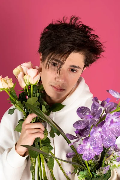 Красивый Молодой Человек Белой Толстовке Держит Розы Цветы Сажает Кастрюлю — стоковое фото