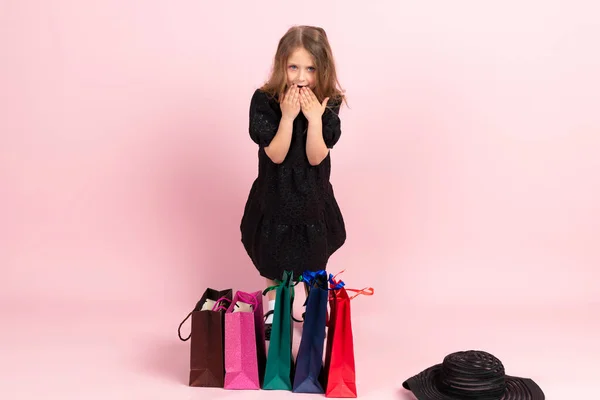 Compras Infantiles Encantadora Niña Negro Elegante Vestido Verano Maquillaje Rosa —  Fotos de Stock