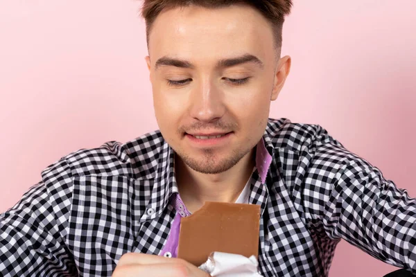 Joven Feliz Bebiendo Coca Comiendo Una Barra Chocolate Comida Rápida —  Fotos de Stock